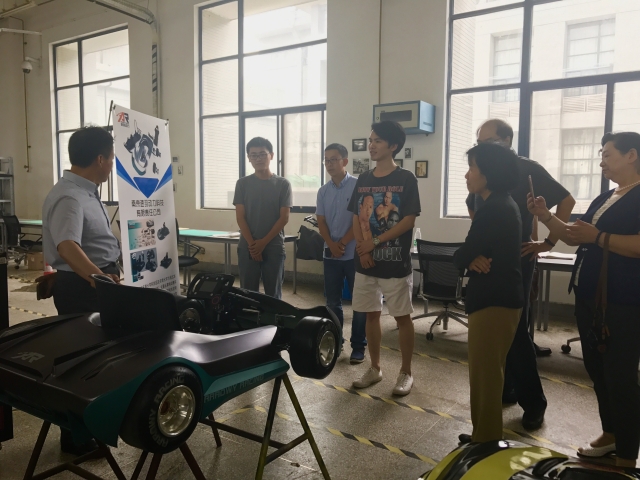 校党委副书记郑家茂老师与学生创业公司负责人交流 校党委副书记郑家茂老师与学生创业公司负责人交流